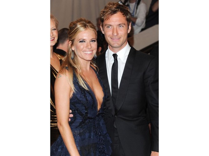 Z nianią, Daisy Wright, Jude Law zdradził również kolejną partnerkę, powszechnie uważaną za miłość jego życia – aktorkę Siennę Miller, z którą był zaręczony. Wright opowiedziała wszystko prasie, a zaręczyny zostały zerwane