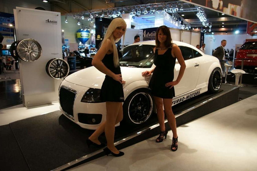 Gorące dziewczyny i szybkie maszyny z Essen Motor Show 2009