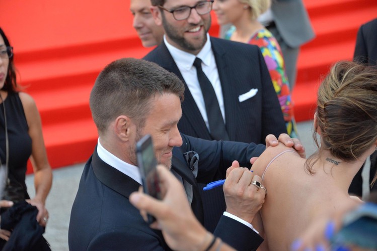 Jeszcze jeden tatuaż do kolekcji? Dakota Johnson i Joel Edgerton w Wenecji