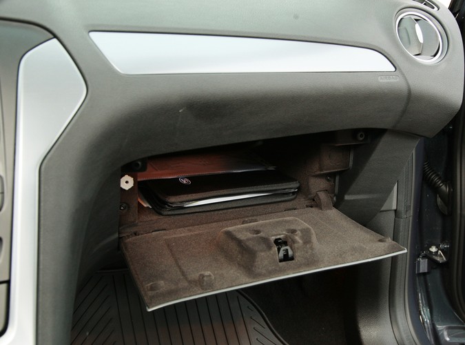 Jeżdżąc fordem mondeo mieliśmy dziwne wrażenie, że ujawnia się u nas rozdwojenie jaźni, a wszystko za sprawą mieszanych uczuć jakie wywoływał. Rozpływanie się nad jego zaletami w trasie przeplatało się z rozdrażnieniem jego nieporęcznością w zatłoczonym mieście