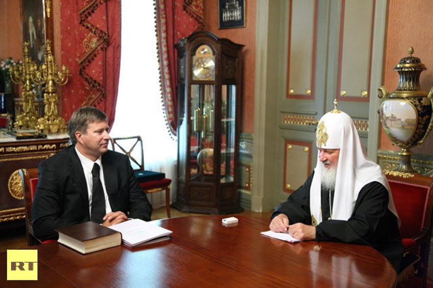 Sat je izbrisan sa ruke patrijarha, ali su autori zaboravili da uklone odraz na stolu