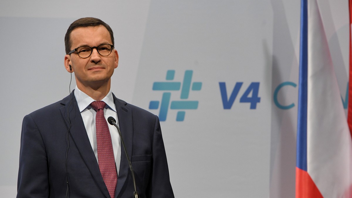 - Bardzo wyraźnie dzisiaj doświadczyliśmy tego, że w jedności jest siła - mówił w Budapeszcie premier Mateusz Morawiecki po spotkaniu szefów rządów państw Grupy Wyszehradzkiej z kanclerzem Austrii. - Nie należymy do klubu przyjaciół relokacji uchodźców i nie zamierzamy w tym procesie brać udziału - podkreślił.