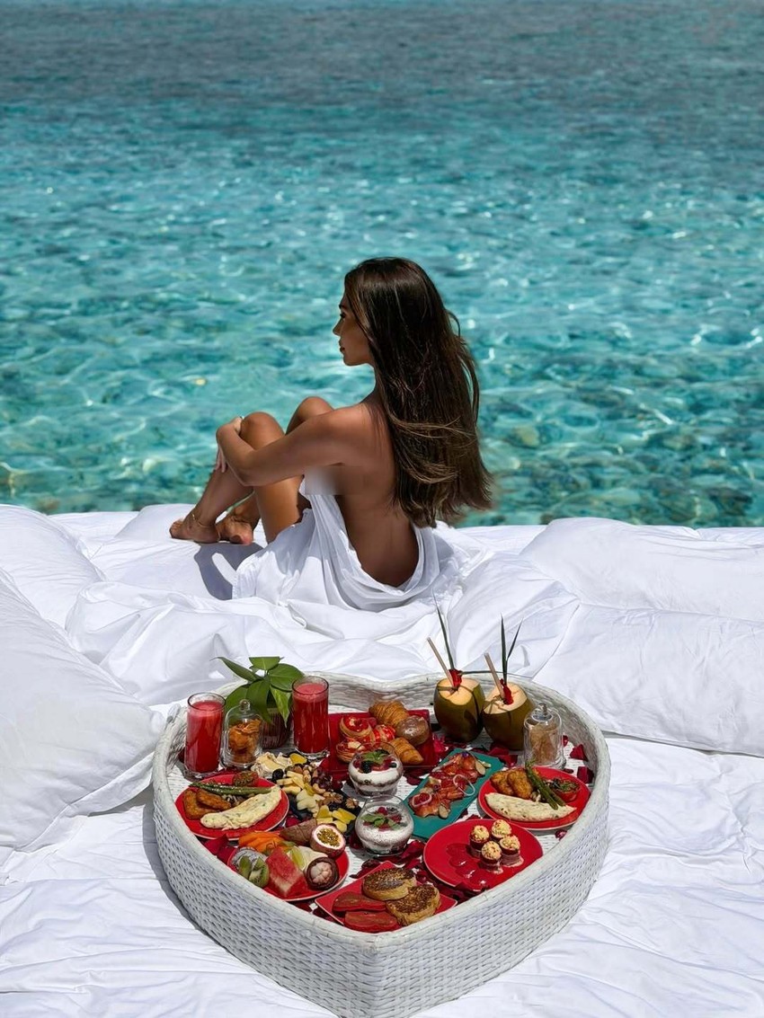 Žena našeg pevača se skinula, preko golog tela samo beli čaršaf: Nikad provokativnija