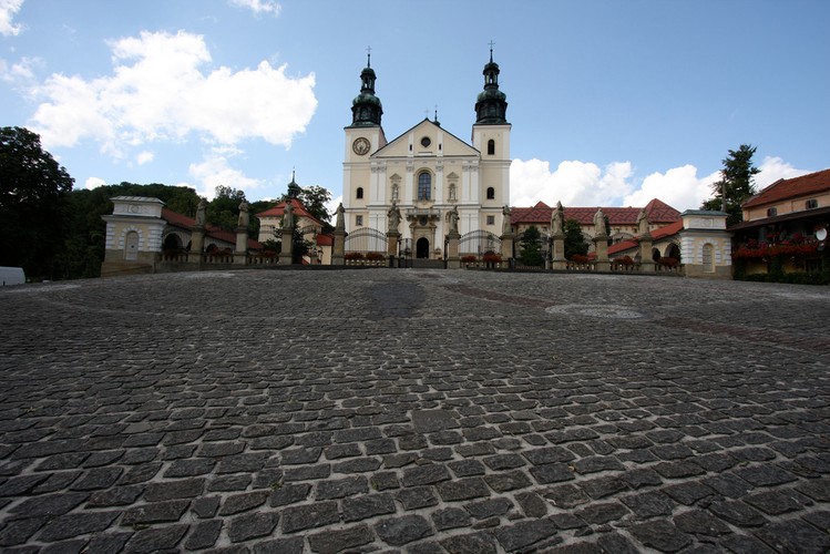 Kalwaria Zebrzydowska. Ufundowana w roku 1600 na pograniczu Beskidu Makowskiego i Pogórza Wielickiego przez Mikołaja Zebrzydowskiego stanowi wyjątkowy zabytek kultury. Fot.flickr/Kojach