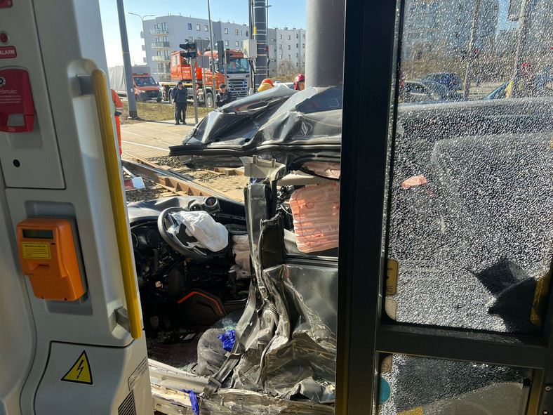 Groźny wypadek w Gdańsku. Potężny SUV wygiął się jak precel
