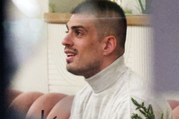 PRVE SLIKE VUJADINA SAVIĆA NAKON SKANDALA Uslikan kod pevačice nakon što je prijavio transrodnu osobu za ucenu