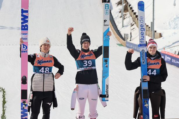 koczkowie na podium. Słoweniec Lovro Kos (C) wygrał indywidualny konkurs Pucharu Świata w skokach narciarskich w amerykańskim Lake Placid. Drugie miejsce zajął Japończyk Ryoyu Kobayashi (L), a trzeci był Norweg Marius Lindvik (P)
