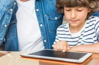 Międzypokoleniowa siła w internecie. "Uczą się od siebie nawzajem"