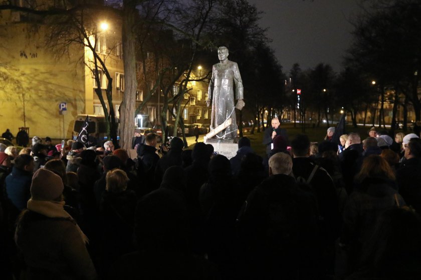 Ofiara Jankowskiego przerywa milczenie. "Dotykał tak, że zrobiło mi się niedobrze"