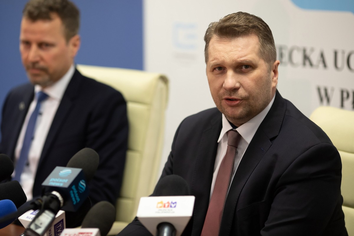 Minister edukacji i nauki Przemysław Czarnek (P) i rektor Mazowieckiej Uczelni Publicznej Maciej Słodki (L).