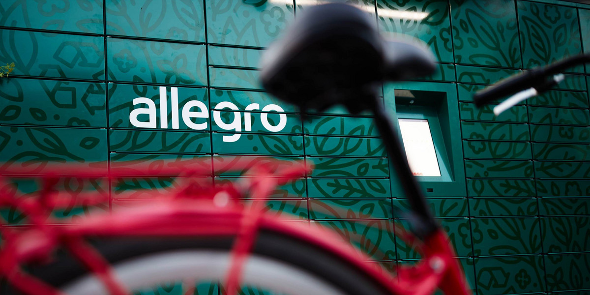 Automaty paczkowe Allegro zaczną działać jesienią. To odpowiedź grupy na posunięcia Amazona i Aliexpress w Polsce. Na razie wzrostu konkurencji nie widać w wynikach Allegro. Klienci zwiększają wydatki.