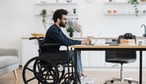 Pracownik z niepełnosprawnością w 2026 roku. Tych praw twój pracodawca musi przestrzegać