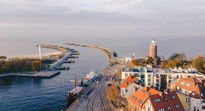 Tutaj hotele pękają w szwach, a o nocleg trudno. Najpopularniejsze kierunki nad polskim morzem