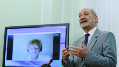 Macierewicz: zespół Laska koncentruje się na oskarżaniu pilotów