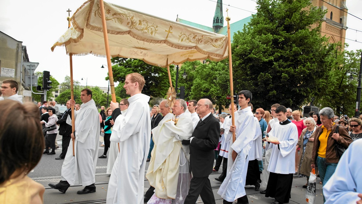 W Spycimierzu k. Uniejowa (łódzkie) późnym popołudniem w czwartek procesja Bożego Ciała przejdzie po liczącym prawie dwa kilometry wielobarwnym dywanie, ułożonym z kwiatów. W uroczystości udział wezmą m.in. goście z Włoch.