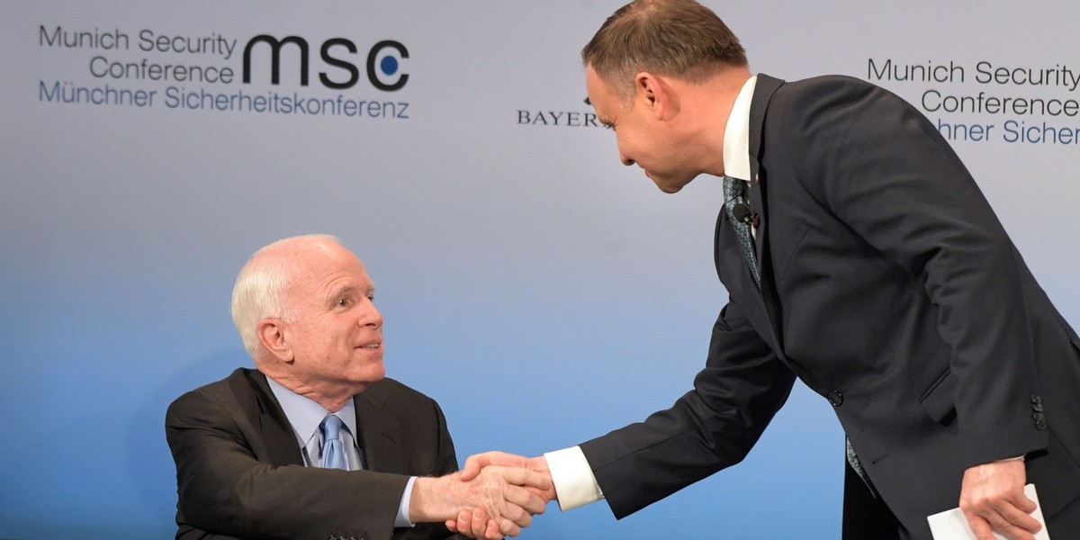 McCain krytykuje przyjęcie ustawy o Sądzie Najwyższym. Na zdjęciu: John McCain ściska dłoń prezydenta Andrzeja Dudy