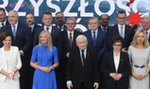 Nie uwierzysz, kto stanął za Morawieckim na konferencji PiS