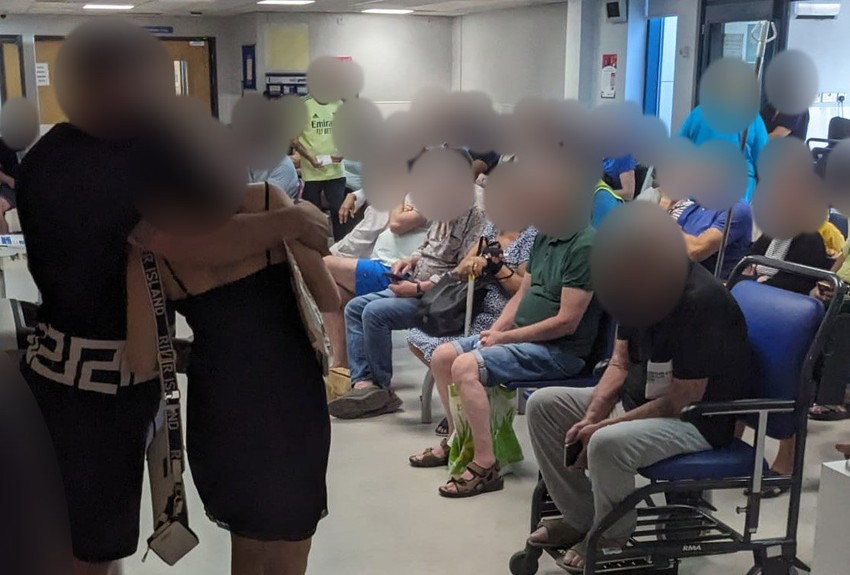 Pune čekaonice u britanskoj bolnici u junu 2023.