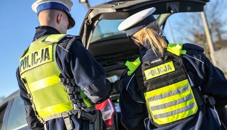 Słone kary na stacjach paliw. Kierowcy zaskoczeni mandatami. Sprawdzają atest na dnie