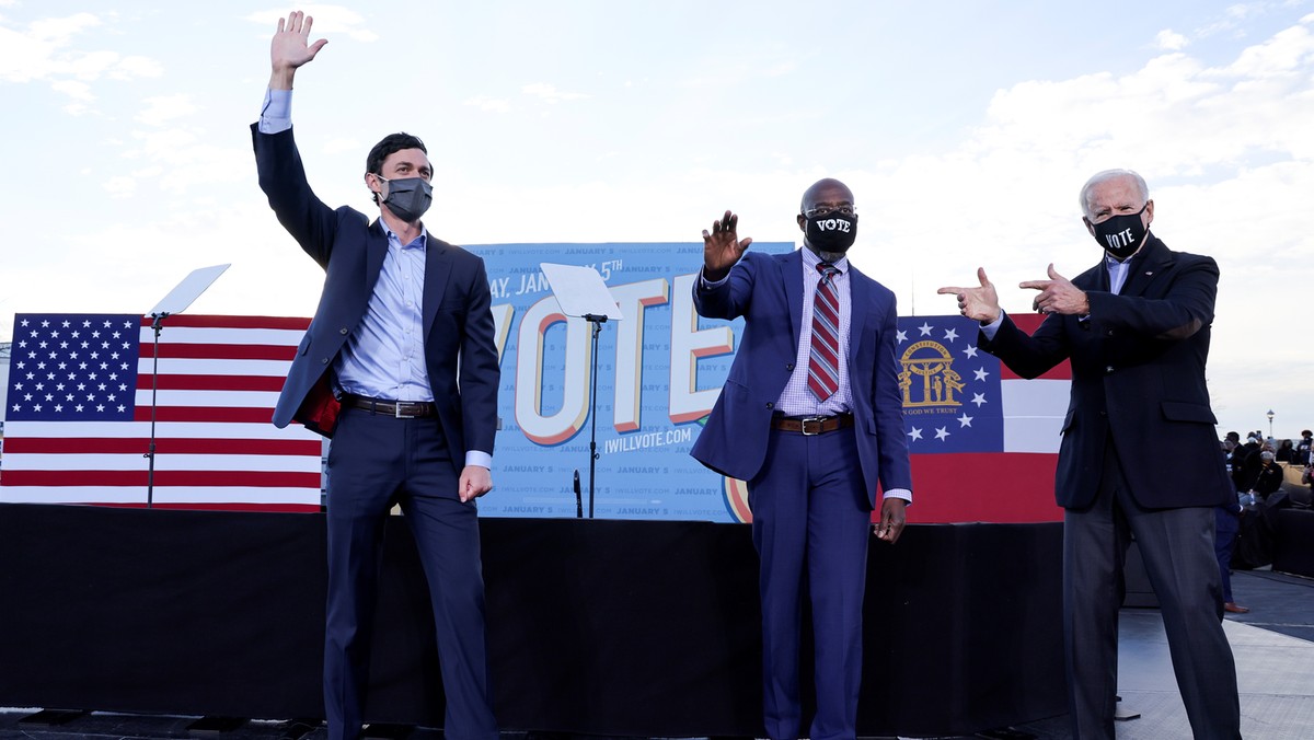 John Ossoff, Raphael Warnock i Joe Biden na wiecu w Georgii