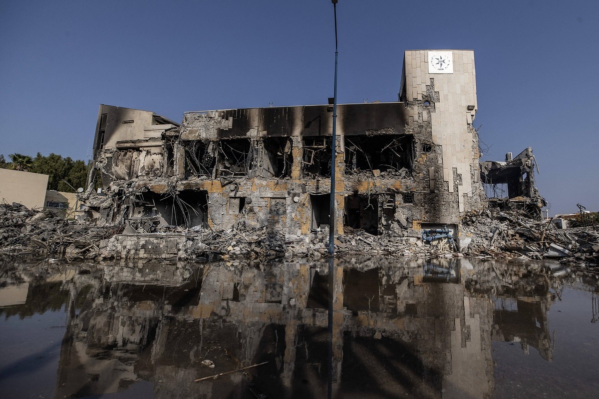 Widok gruzów po operacji Nawałnica Al-Aksa rozpoczętej przez Brygady Izz ad-Din al-Kassam, zbrojne skrzydło palestyńskiej grupy oporu Hamas, w Sderot w Izraelu.