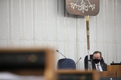 Marszałek Grodzki bije w rząd. W tle szczepionki na koronawirusa