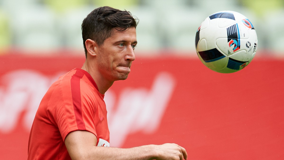 Robert Lewandowski zajął drugie miejsce w plebiscycie na zawodnika sezonu niemieckiej ekstraklasy, w którym głosy oddawali członkowie Związku Zawodowego Piłkarzy (VDV). Polak uzyskał 19,5 procent głosów. Zwyciężył Gabończyk Pierre-Emerick Aubameyang - 19,7.