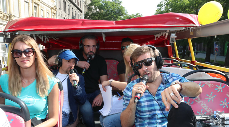 A trió (Vadon Jani, Rákóczi Feri és Sebestyén Balázs) a városnéző busz emeletéről csináltak adást /Fotó: Pozsonyi Zita
