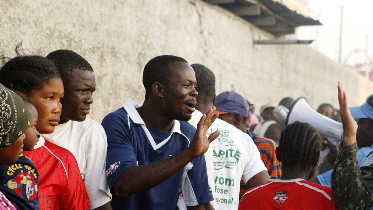 Cite Soleil, największe slumsy Port-au-Prince uchodzą za najniebezpieczniejsze miejsce na ziemi. Kierowcy autobusów omijają okolicę szerokim łukiem. - Lepiej się tu nie zatrzymywać - tłumaczy taksówkarz i pośpiesznie dodaje gazu. A wojna, o której nikt na świecie nie mówi, wciąż trwa.