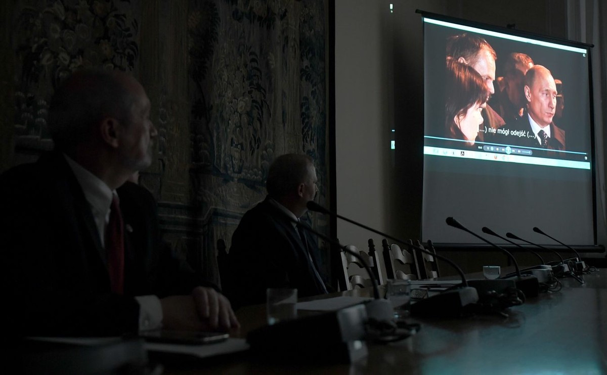 Antoni Macierewicz i prezentacja nagrania ze spotkania Donalda Tuska i Władimira Putina 10 kwietnia 2010 r. w Smoleńsku 