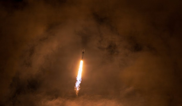 SpaceX - raketa Falkon 9 kompanije SpejsEks lansirana je ka Mesecu