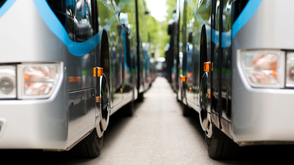 PiS wyłączyło Metropolię z programu dofinansowania połączeń autobusowych. 41 gmin należących do związku metropolitalnego w woj. śląskim nie będzie mogło przystąpić do nowego rządowego programu – komentuje zapisy przyjętej właśnie "ustawy o PKS-ach" poseł PO Marek Wójcik. Poseł PiS Jerzy Polaczek tłumaczy, że Metropolia otrzymuje już znacznie większe środki na organizację transportu i przekonuje, że o pieniądze będą mogły ubiegać się poszczególne gminy, a nie Metropolia jako całość. – To absurd i fikcja – odpowiada Wójcik. 