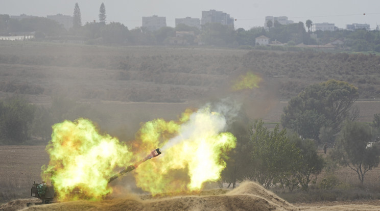 Izraeli ágyú tüzel a Gázai övezetben lévő palesztin célpontokra Dél-Izraelből 2023. október 12-én / Fotó: MTI/AP/Ohad Zwigenberg