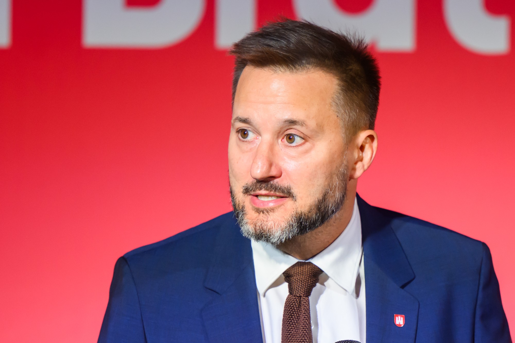 Matúš Vallo vo volebnej centrále v Bratislave.
