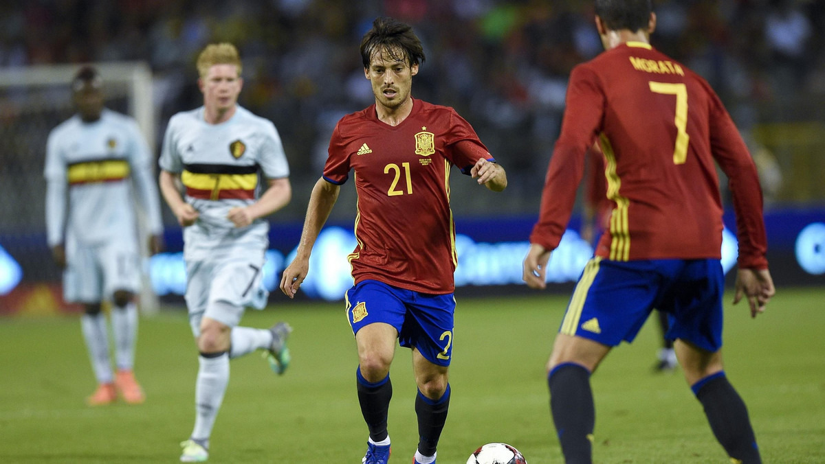 Belgia przegrała z Hiszpanią 0:2 (0:1) w towarzyskim meczu reprezentacji rozegranym w Brukseli. Oba gole dla drużyny gości strzelił David Silva. Czwartkowe spotkanie było debiutem w roli selekcjonera dla trenerów obu tych zespołów: Roberto Martineza w Belgii i Julena Lopeteguia w Hiszpanii.