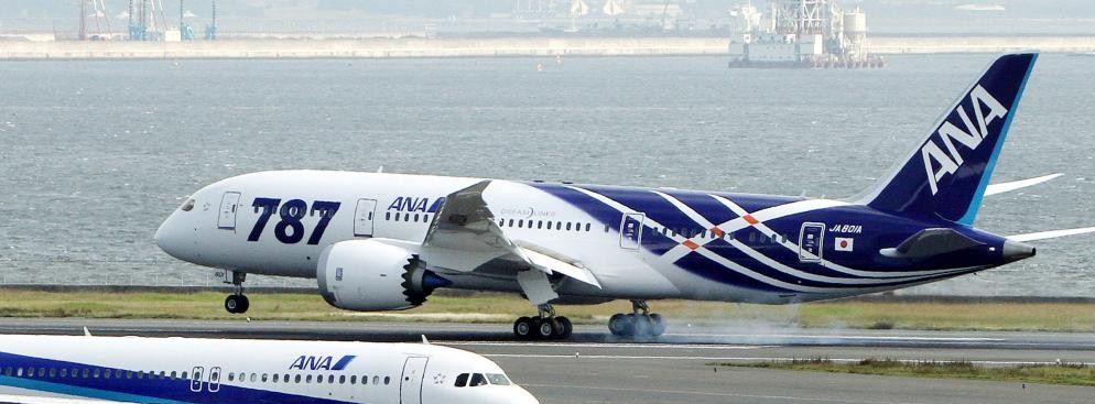 Należący do japońskich linii lotniczych ANA, Boeing 787 przylatuje do Tokio
