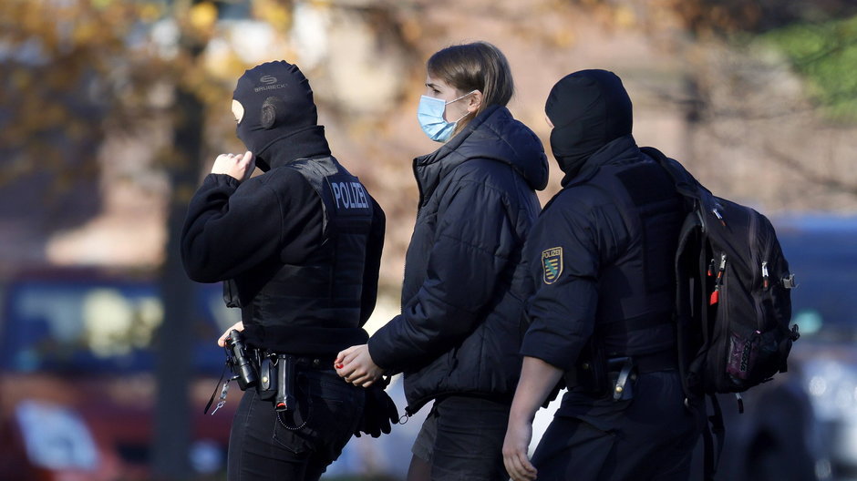 Funkcjonariusze policji federalnej wyprowadzający podejrzaną obywatelkę Niemiec Linę E. z helikoptera na rozprawę w Federalnym Sądzie Najwyższym, Niemcy, 6 listopada 2020 r.
