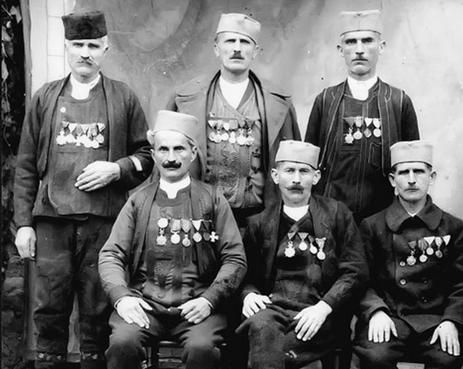 Budimir Davidović (stoji u sredini)