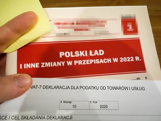 Nagradzanie urzędników administracji podatkowej za tzw. przypisy podatkowe jest od lat mocno ukrywanym przez władzę faktem. Polega ono w największym skrócie na tym, że tworzony jest fundusz premiowy będący częścią przypisów w wydanych decyzjach. W skali kraju to olbrzymie kwoty. Nie ma znaczenia, czy decyzja jest zgodna z prawem, czy sąd jej nie uchyli. Budżet na premie jest z samego przypisu z decyzji