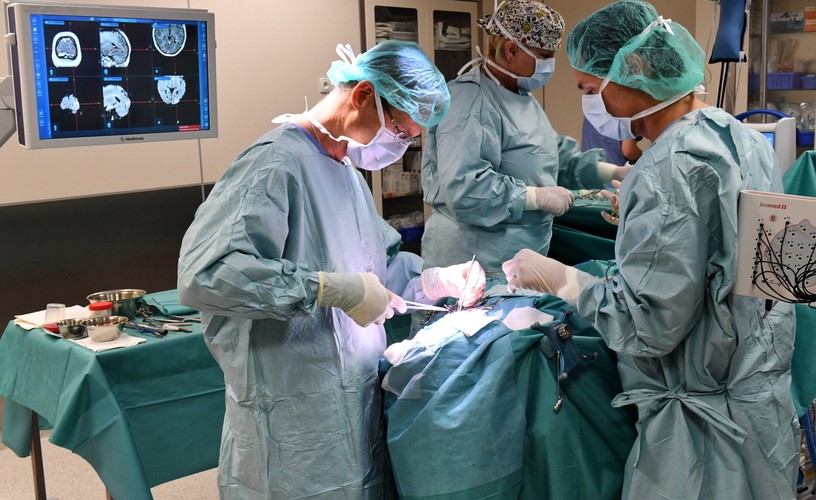 OPERACJA NA MÓZGU. TAK LECZY SIĘ PADACZKĘ LEKOOPORNĄ W SZCZECINIE