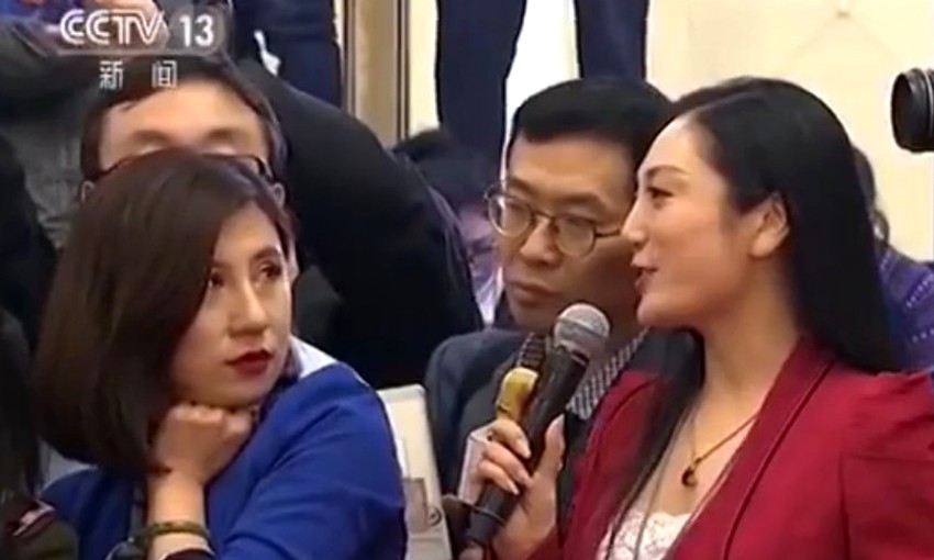 Lijang Sjangji u neverici sluša pitanje koleginice Žang Huidžun