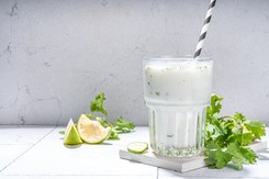 Dodaj szczyptę do maślanki. Poczujesz się lżej, brzuch będzie płaski