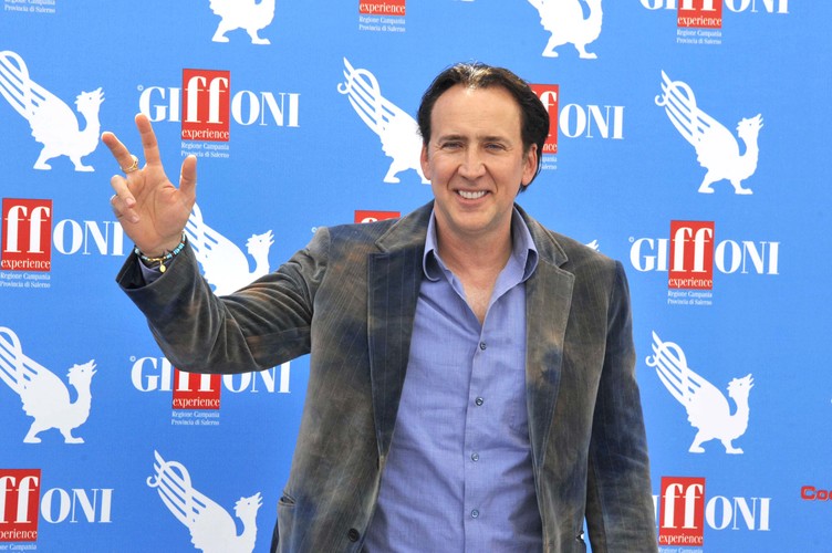 <b>Aktor Nicolas Cage</b> miliony zarobione na planach filmowych zainwestował w luksusowe jachty i kilkanaście kosztownych posiadłości, między innymi w trzy zamki.<br>
Kryzys na rynku nieruchomości i koszt utrzymania zabytków przekroczył możliwości Cage'a, a jedynym ratunkiem na spłatę długów pozostała sprzedaż części posiadłości.