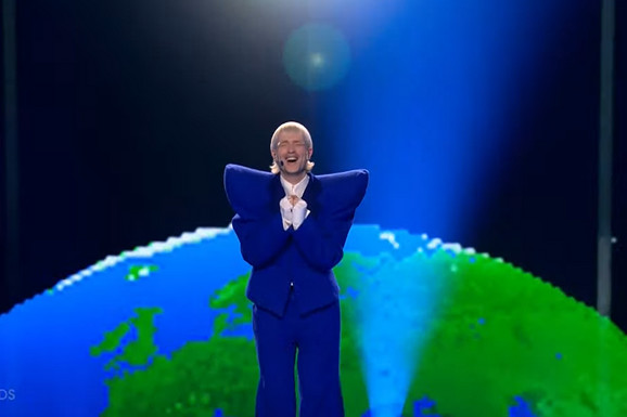 (VIDEO) SLUŠALICE NA UŠIMA I OBEZBEĐENJE Prvi snimak predstavnika Holandije na Evroviziji 2024 nakon skandala: Izgovorio samo ove dve reči