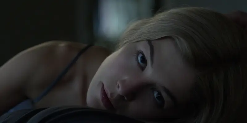 Rosamund Pike w roli Amy w filmie &quot;Zaginiona Dziewczyna&quot;. Film zdobył międzynarodowe uznanie i rozpędził karierę aktorki, która wcieliła się w tytułową rolę, tworząc złożony charakter kobiecy / Materiały promocyjne