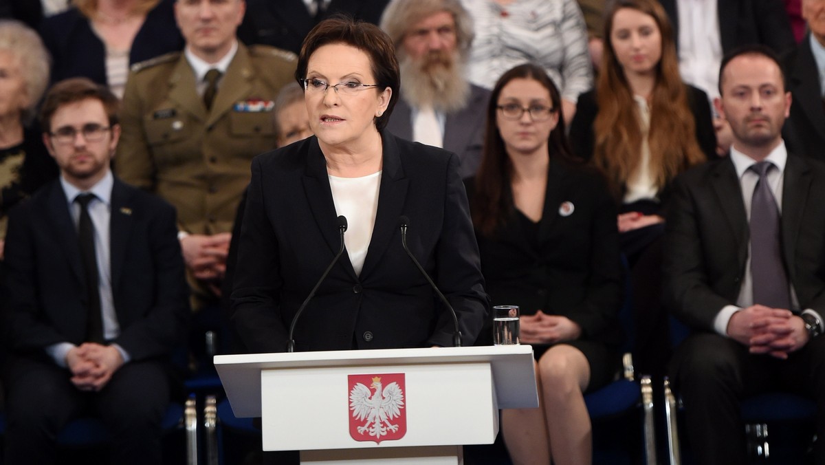 Wystąpienie premier Ewa Kopacz, która podsumowała pół roku swoich rządów, było miałkie, brakowało w nim konkretów, wyznaczenia kierunku dla państwa w obecnej sytuacji międzynarodowej - ocenił politolog UW Rafał Chwedoruk. Według niego miało ono związek z toczącą się kampanią wyborczą.