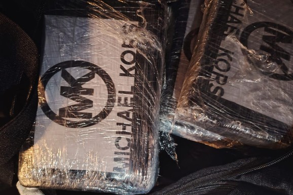 Policija zaustavila auto u Novom Sadu, a onda je usledio ŠOK! Vozač na zadnjem sedištu krio čak ŠEST kilograma kokaina oznake poznatog svetskog BRENDA! (FOTO)