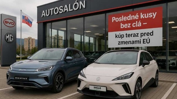 Rad čínskych elektromobilov BYD a MG zaparkovaných pred slovenským autosalónom – na výkladnom okne vidno ceduľu s nápisom „Posledné kusy bez clá – kúp teraz pred zmenami EÚ“ .
