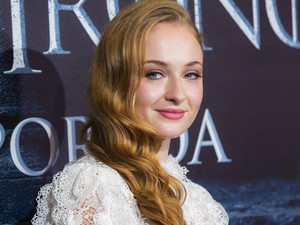 Sophie Turner: Nem hiszed el milyen hajra váltott a Trónok harca vörös szépsége