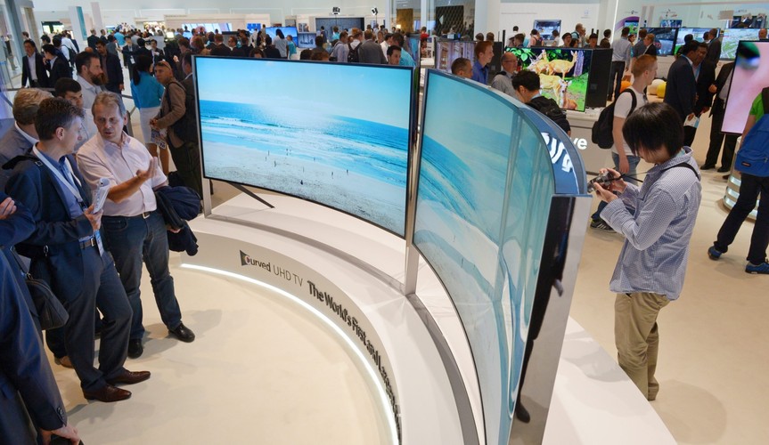 Na zdjęciu widać jak zwiedzający oglądają telewizory z zakrzywionym ekranem Curved UHD TV koreańskiej firmy Samsung .<br><br> fot. EPA/RAINER JENSEN